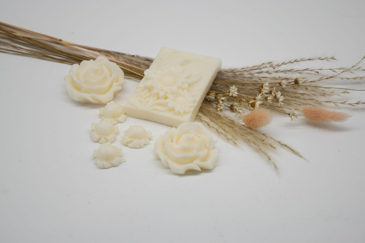 Decorative floral wax melts