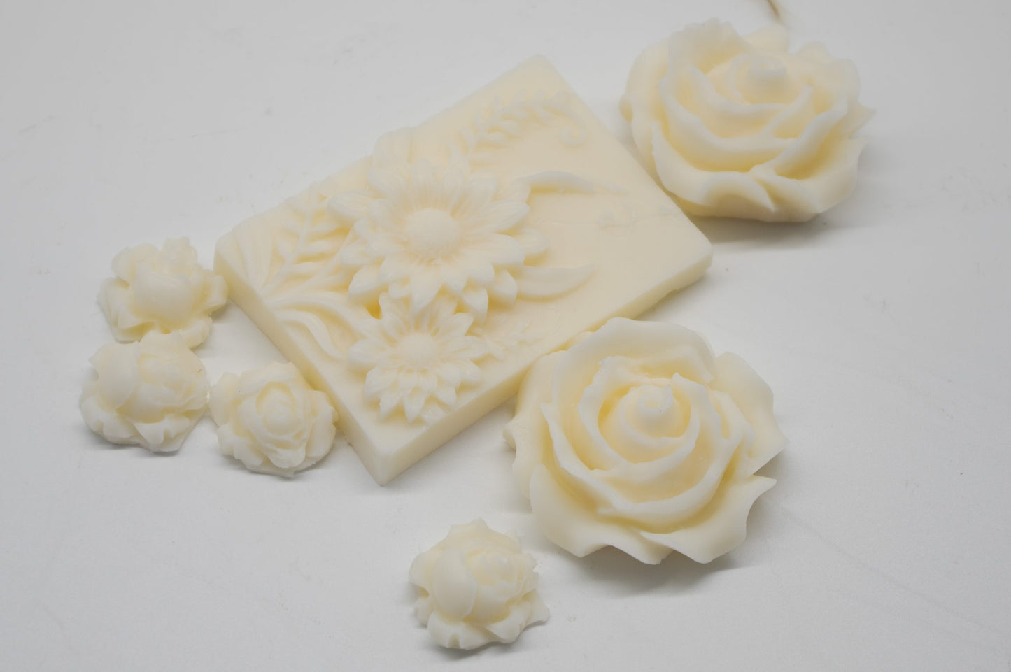 Decorative floral wax melts